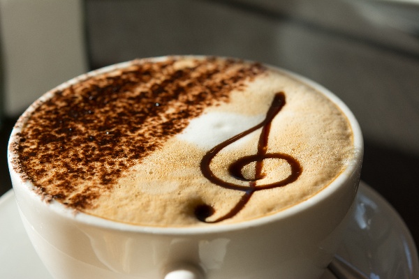 latte with music cleft decoration